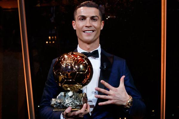 北京時(shí)間9月6日凌晨，世界杯預(yù)選賽歐洲區(qū)小組賽第五輪打響，在D組的一場(chǎng)比賽中，烏克蘭坐鎮(zhèn)主場(chǎng)迎戰(zhàn)法國(guó)。上半場(chǎng)，奧利塞推射破門。下半場(chǎng)，姆巴佩反擊長(zhǎng)途奔襲完成進(jìn)球，替補(bǔ)登場(chǎng)的登貝萊傷退，最終法國(guó)客場(chǎng)2-
