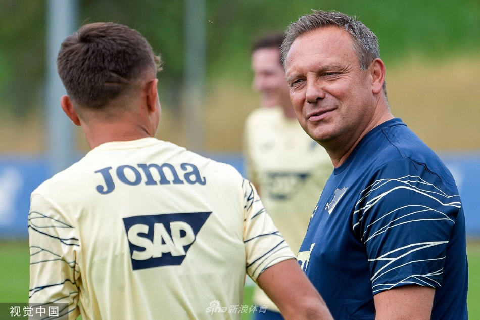 直播吧10月5日訊 今天，美媒HoopsHype排出了新賽季百大球員，100-51詳情如下：100-91：杰羅姆、巴雷特、邁爾斯-布里奇斯、阿爾達(dá)馬、維金斯、馬瑟林、卡斯?fàn)?、基?穆雷、朱-霍勒迪、萊
