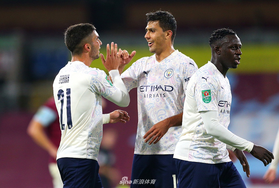 跟隊：特爾打破進球荒后，弗蘭克把特爾拉到球迷區(qū)享受歡呼