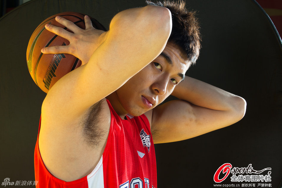 2025年10月22日 22:18:13 | 體育24小時熱點                 今日足協(xié)新一期裁判評議公布，涉及本輪海牛vs海港比賽中蘭克爾-澤假摔染黃。評議組多數成員認為蘭克爾-澤在
