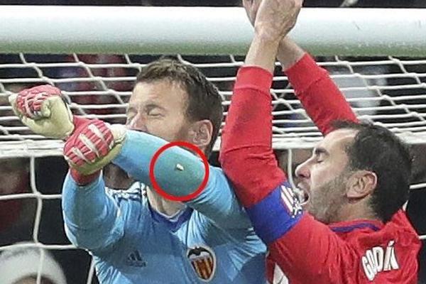 直播吧10月23日訊 NBA常規(guī)賽，開拓者主場114-118惜敗森林狼。賽后，媒體人徐靜雨進行點評 ，原文如下：愛德華茲爆砍41分用出絕技上帝之手！跟喬丹當年簡直一模一樣，手都伸直了推倒防守球員，這就
