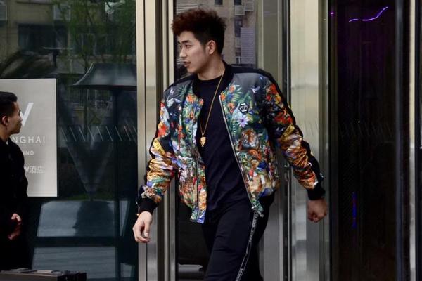 媒體人：中國賽時隔6年回歸 曾凡博默默地坐在板凳席第二排最邊緣