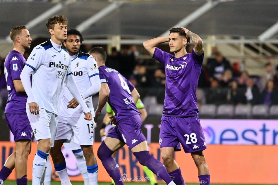 速覽：為玩家們帶來《我的世界》中奇點的獲取方法詳解。通過向物質(zhì)聚合器中注入256000個任意物品，玩家就能合成奇點。物質(zhì)聚合器需用鐵錠、玻璃和福魯伊克斯粉在工作臺上制作，操作流程并不復雜。在我的世界游
