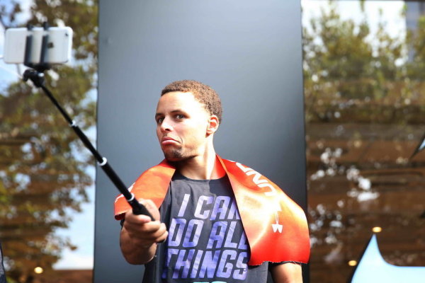 [流言板]全場沸騰！賽前追夢親自為庫里佩戴奧運金牌，兩人激動相擁