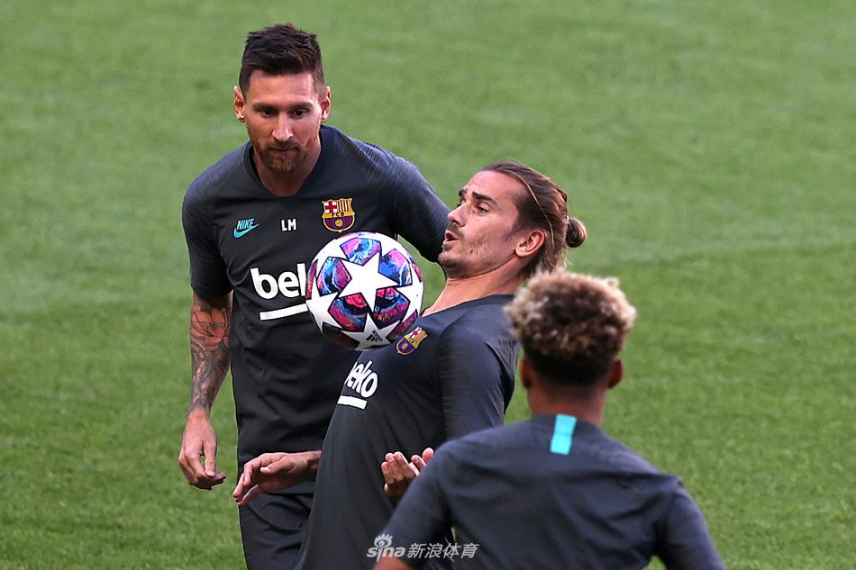 領(lǐng)導(dǎo)力！馬奎爾賽后怒吼慶祝，與隊友一一擁抱慶祝