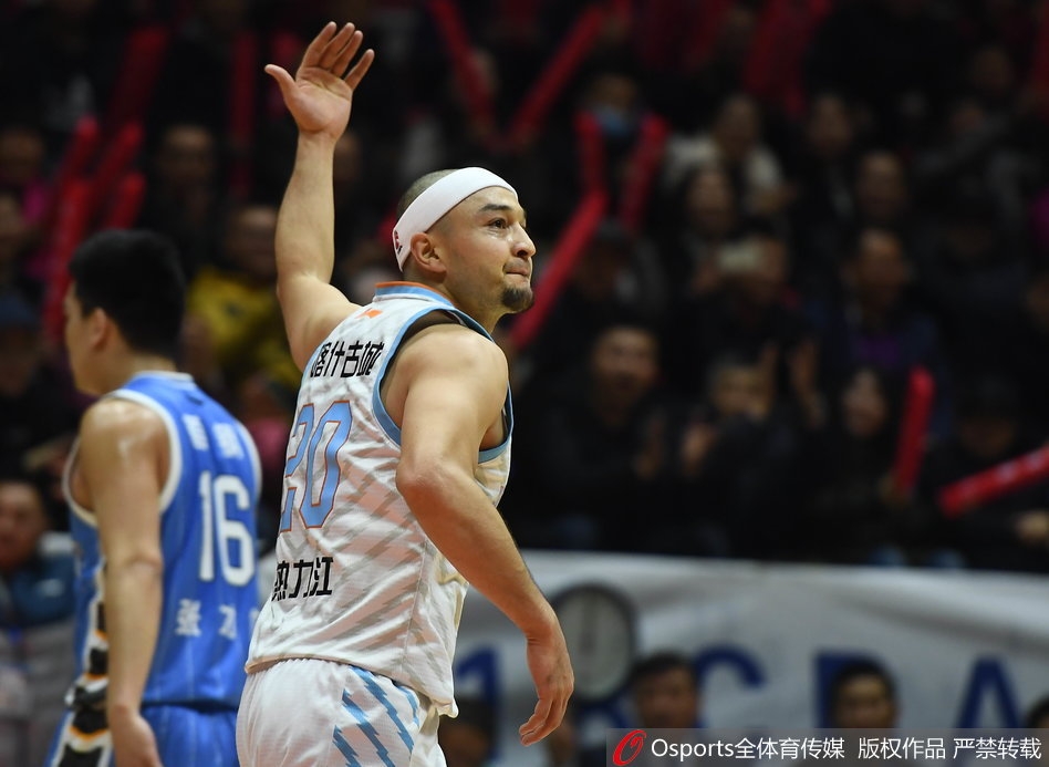 加利：萊奧錯失機會應(yīng)該受到批評，在中鋒位置他的空間更小更難踢