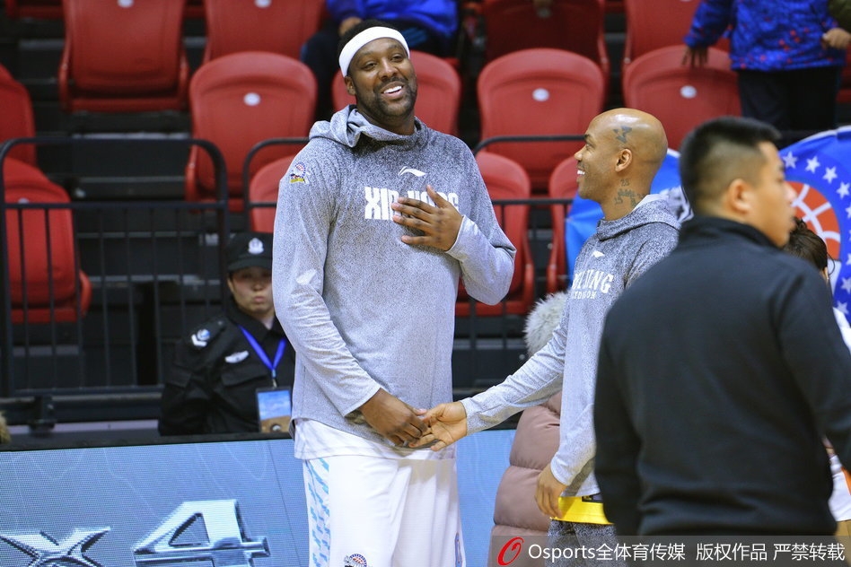 直播吧10月28日訊 NBA常規(guī)賽，森林狼以114-127不敵掘金。賽后，麥克丹尼爾斯接受了采訪。談及防守端的不穩(wěn)定表現(xiàn)，麥克丹尼爾斯表示：“我們就是不夠團結(jié)，所有人都得達成共識，多溝通交流。而且在上
