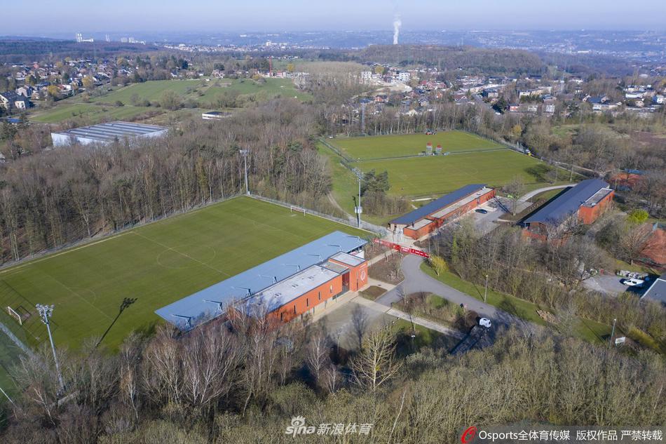 慎點！鏡頭拉進給到特寫時，登貝萊吐了一口痰將點球打飛球場放大鏡                                                                2025-
