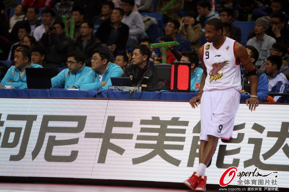 大爺真會享受！英國一65歲球迷花5000鎊，在自家花園建觀賽包廂