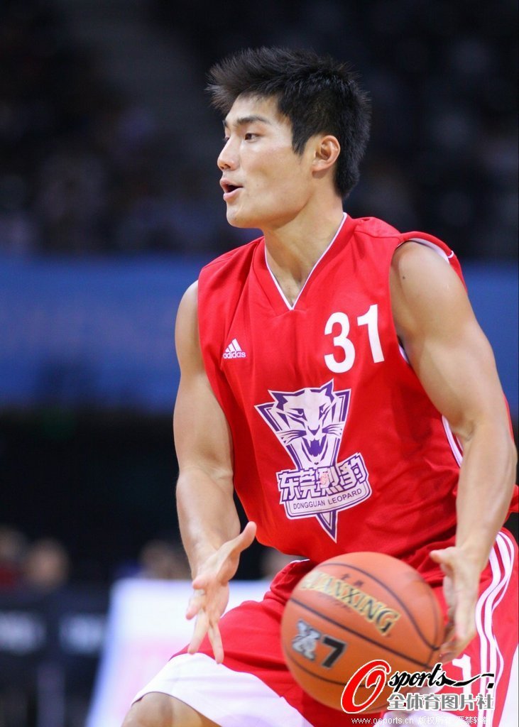 ??失良機！紐卡后場失誤&曼聯(lián)前場4打2，卡塞米羅單刀踢偏