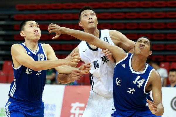 直播吧10月28日訊 今天，森林狼將主場迎戰(zhàn)掘金。本場比賽，森林狼先發(fā)為：康利、迪文、麥克丹尼爾斯、蘭德爾、戈貝爾。愛德華茲因右腿筋拉傷將傷缺兩周，缺席本場比賽。
