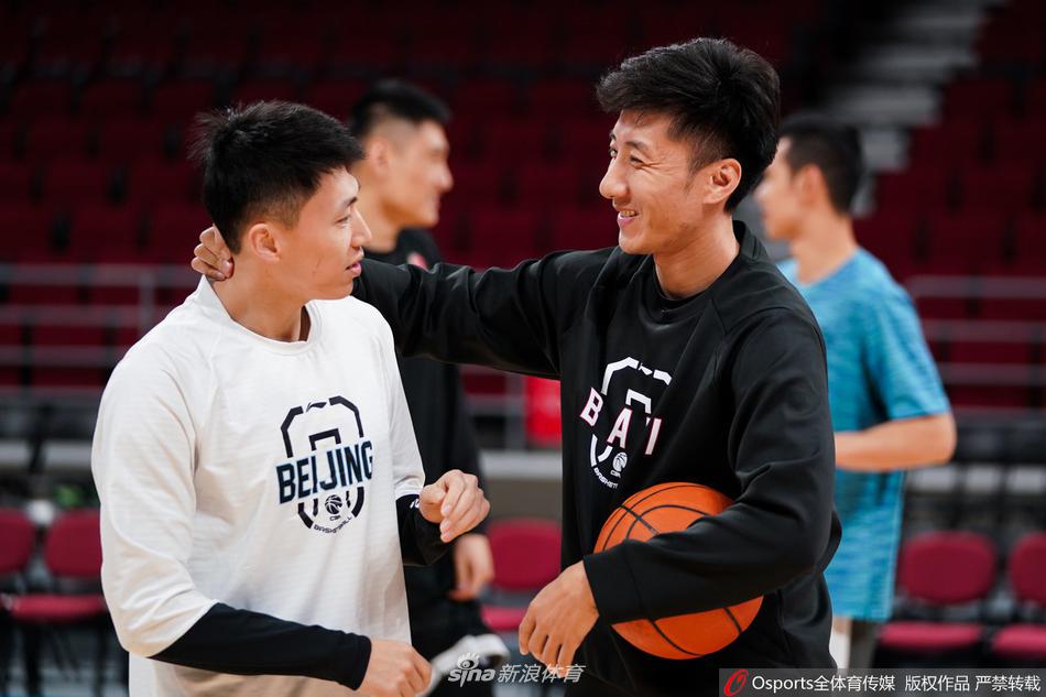 效率不算高！杰羅姆半場三分5中1拿到8分3助攻
