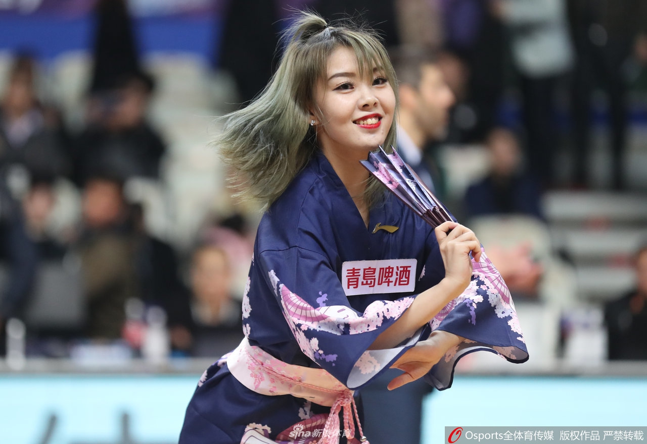 [流言板]順風開局！鮑威爾命中追身三分，隨后祖巴茨完成單臂劈扣