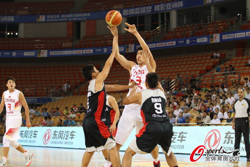 直播吧10月25日訊 NBA常規(guī)賽，雄鹿122-116戰(zhàn)勝猛龍。本場比賽，雄鹿當家球星揚尼斯-阿德托昆博發(fā)揮出色，表現(xiàn)勁爆，攻防兩端都為球隊做出了卓越的貢獻！此役，阿德托昆博出戰(zhàn)37分36秒，14中1
