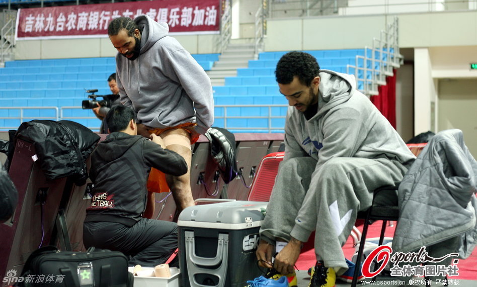 重奪隊長袖標帶隊客平強敵！萊萬社媒曬對位范迪克比賽照：1-1！Richard                                                              
