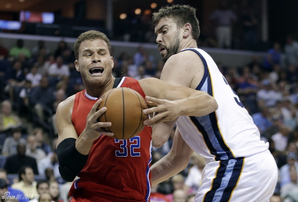 虎撲02月03日訊 近日，前上海足球中超奪冠教頭，現(xiàn)狼隊(duì)主帥維托爾-佩雷拉時隔多年再次接受中國記者采訪。Q：我想自從你上次接受針對中國球迷的采訪已經(jīng)過去很長時間了。除了為球隊(duì)感到驕傲以外，你感覺如何？