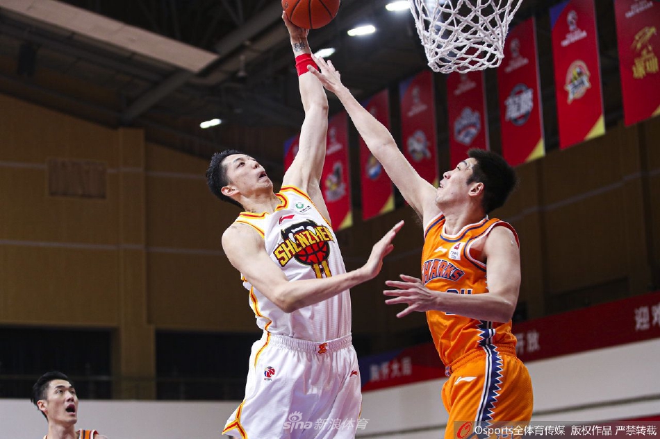 抽象??科爾指揮圍巾把球給施羅德 被加蘭看在眼里輕松搶斷