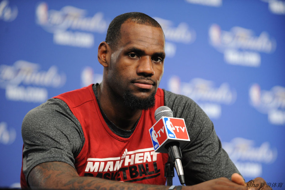 活力滿滿！威少空切上籃遭克洛尼封蓋，搶到籃板上籃打進(jìn)