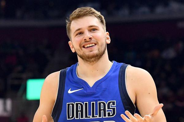 隊寵來了??！莫德里奇被換下時，看臺上馬塞洛膜拜鼓掌