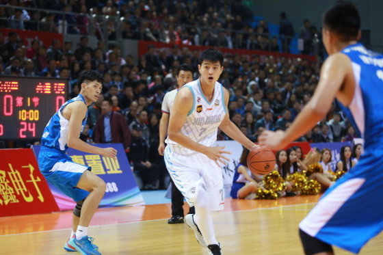 虎撲01月07日訊 今日NBA常規(guī)賽，森林狼108-106戰(zhàn)勝快船。賽后，美媒BricksCenter曬出了比賽中戈貝爾和祖巴茨對(duì)位的回合，并配文：“戈貝爾因?yàn)楸环兰绷硕l(fā)怒，并對(duì)祖巴茨揮出了一肘??”