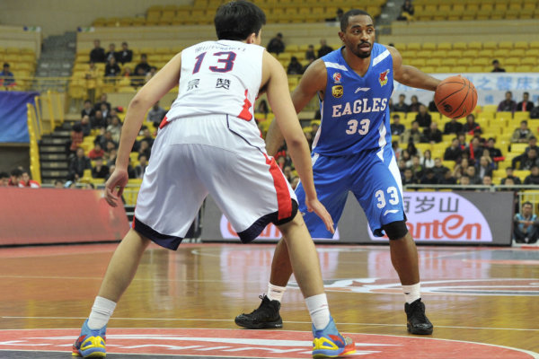 喬丹同款！愛德華茲弧頂撤步冷血三分轟進 森林狼反超開拓者！