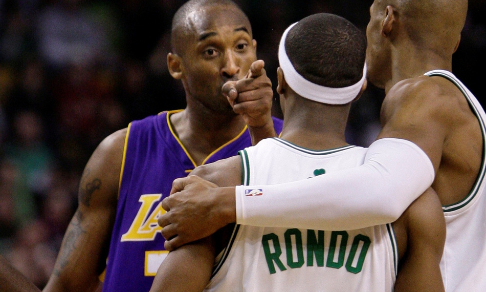 宣傳新賽季球衣！葡萄牙體育曬C羅機場雕像穿新球衣照片木子                                                                2025-08-
