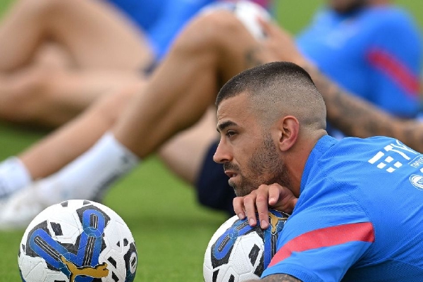 在爐石傳說安戈洛龜途搶先亂斗中，灌注騎卡組有著獨特的魅力和強大的戰(zhàn)斗力。下面就為大家詳細介紹這套卡組?？ńM構成卡牌選擇- 低費卡牌：- 報告兵：前期鋪場神卡，不斷召喚報告兵可以迅速占據場面優(yōu)勢。- 王
