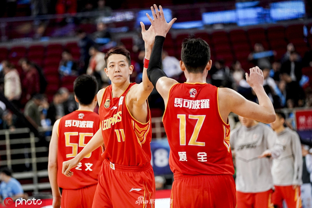 虎撲01月19日訊 今天NBA常規(guī)賽太陽客場對陣活塞的比賽已經(jīng)結束。全場戰(zhàn)罷，太陽以125-121戰(zhàn)勝活塞。本場比賽，太陽球員尼克-理查茲出戰(zhàn)29分鐘，8投7中，罰球9投7中，得到21分11籃板1助攻
