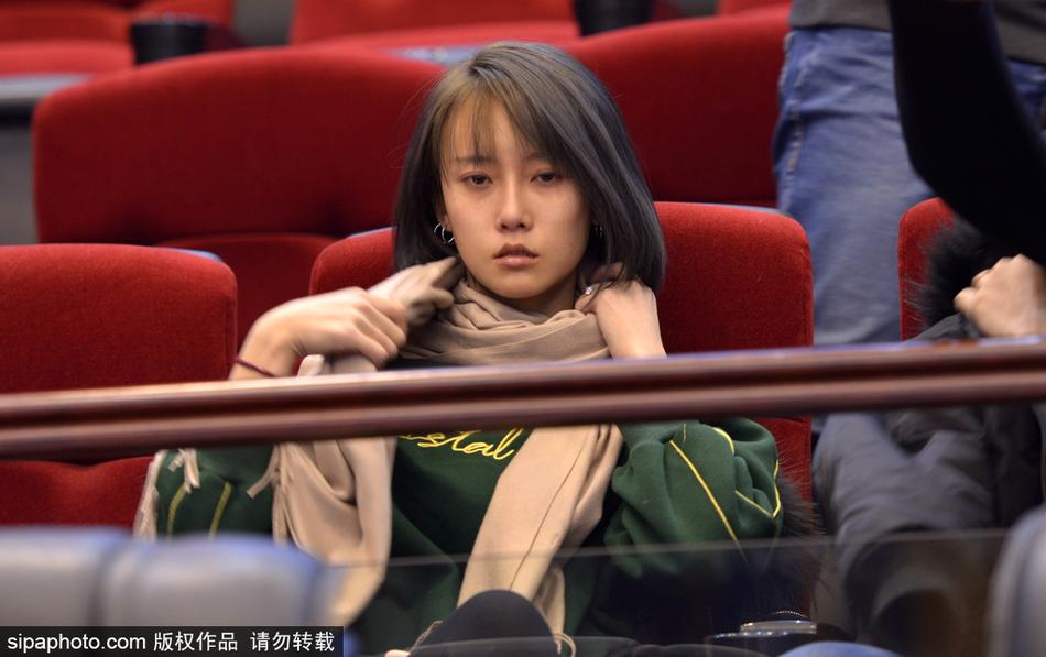 [流言板]精確制導！哈登半場送出長傳，倫納德接球輕松上籃打進