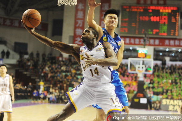 [流言板]勢大力沉！小波特反擊完成單臂砸扣，鮑爾默在場邊興奮慶祝