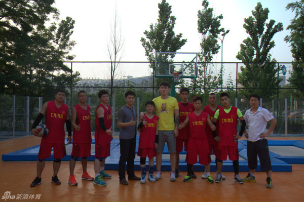 2025年10月27日 03:20:09懂球帝                 德轉(zhuǎn)管理員朱藝 統(tǒng)計出中超第28輪的現(xiàn)場觀眾人數(shù)，山東泰山主場33612人居首，場均21519人。中超第28輪現(xiàn)場觀眾人
