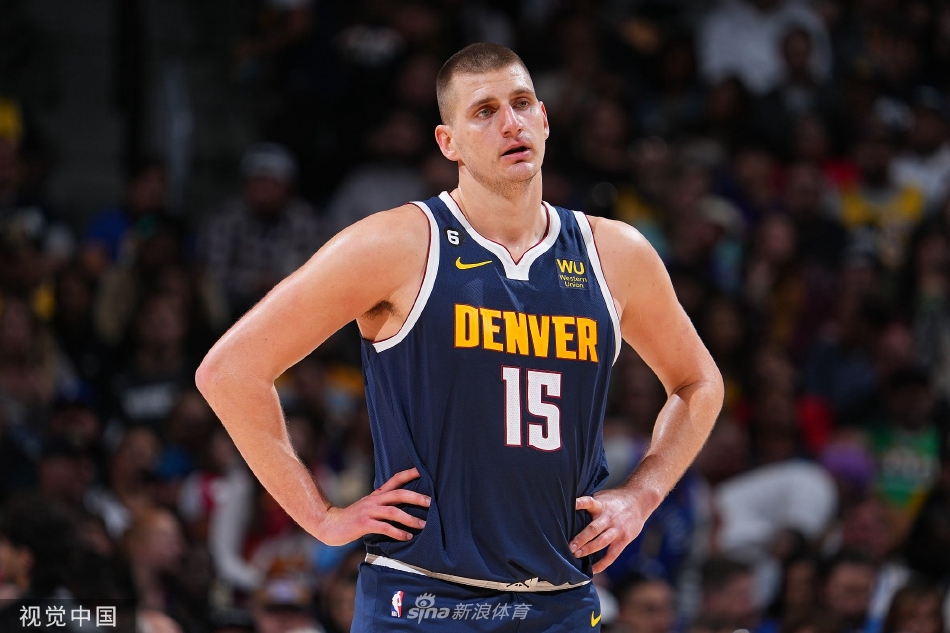 [流言板]輕傷不下火線！阿爾瓦拉多崴腳痛苦倒地，后系緊鞋帶繼續(xù)打