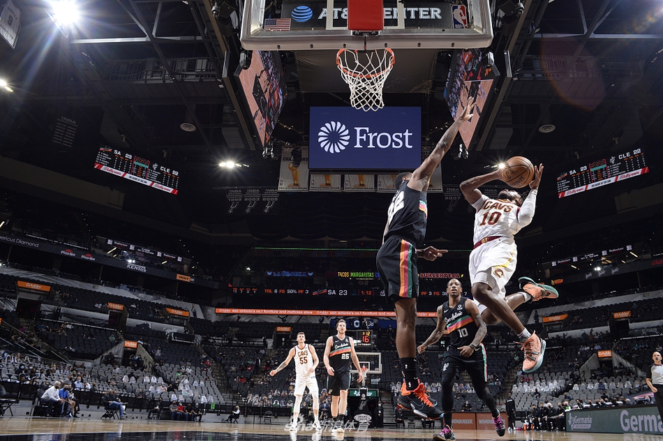 《戰(zhàn)地風云6》在媒體圈的口碑呈現(xiàn)出嚴重的兩極分化態(tài)勢，而問題的關鍵集中在其單人戰(zhàn)役環(huán)節(jié)。盡管多人模式收獲了極高的贊譽，但眾多評測機構都指出，戰(zhàn)役部分既充斥著老套的軍事劇情橋段，角色塑造又十分扁平。即便
