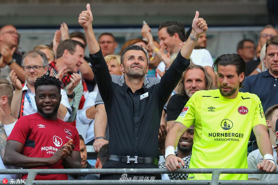 足球??冰球！穆勒與加拿大冰球運(yùn)動(dòng)員萊因哈特互換球衣