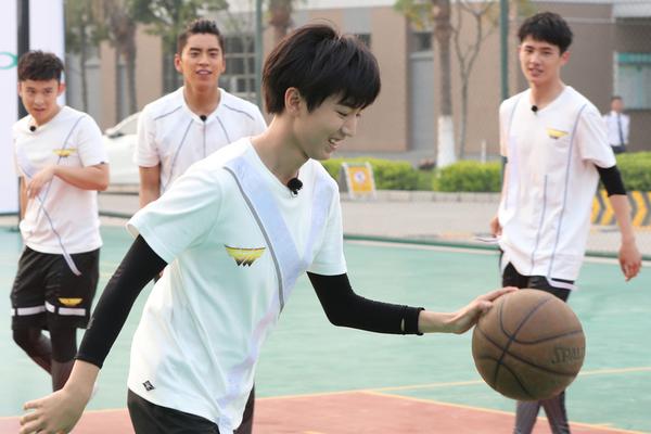 33分鐘被換下！齊爾克澤下場后短暫進入球員通道后返回場內(nèi)