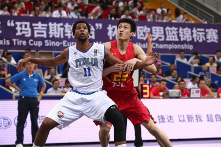 記者：球迷昨晚接機曼聯(lián)但沒有球員停留，阿莫林解釋說他們都累了