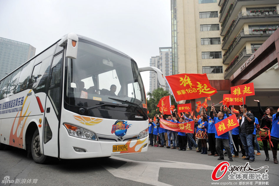 佩德里曬合照致敬卡索拉：天才，能把你的球衣給我嗎？