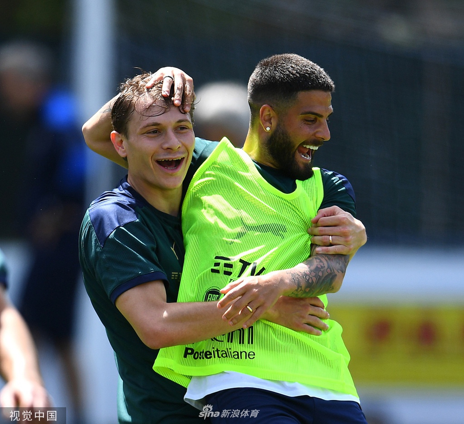 英媒：阿聯(lián)酋財(cái)團(tuán)聯(lián)系小貝合作收購曼聯(lián) 格雷澤家族要價50億鎊