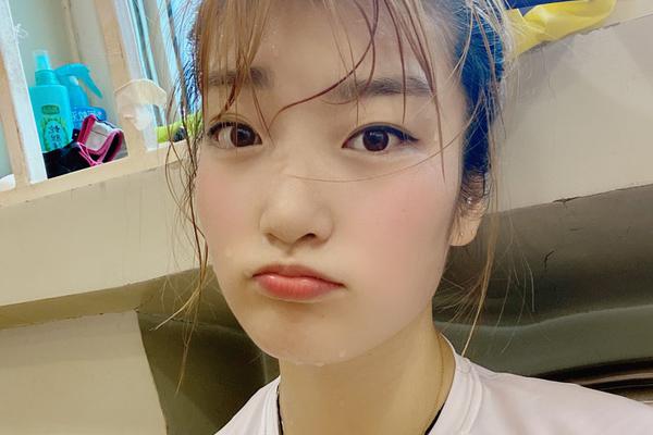 為球隊加油，阿諾德與女友一起在伯納烏看球