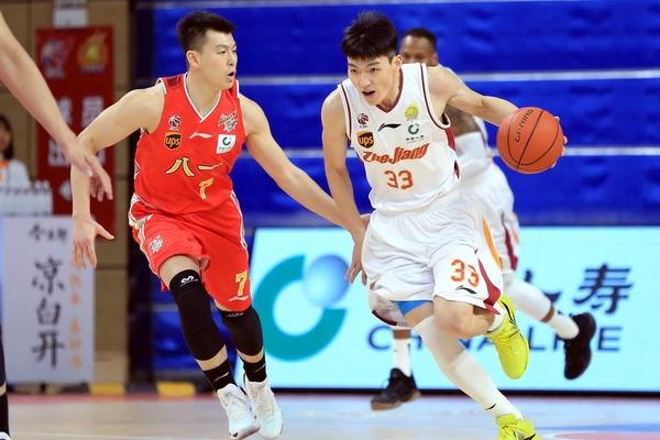 美媒曬五人全是字母哥陣容：踢足球的大哥也來湊數(shù)了