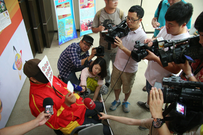 場邊抱怨判罰，瓜帥被出示黃牌