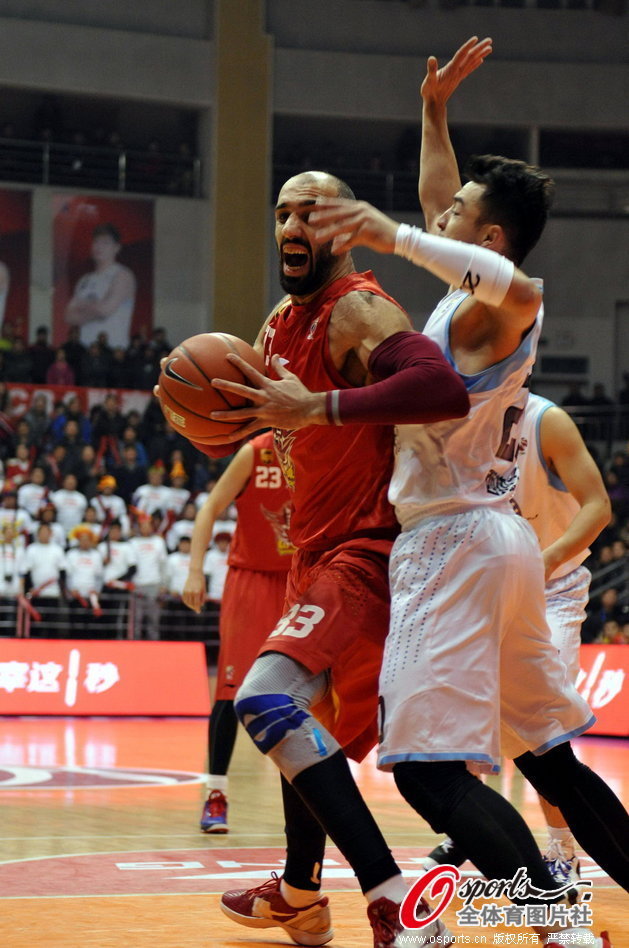 表現(xiàn)還行！探花埃奇庫姆9中3&三分4中1拿到10分 另有1板2助1帽