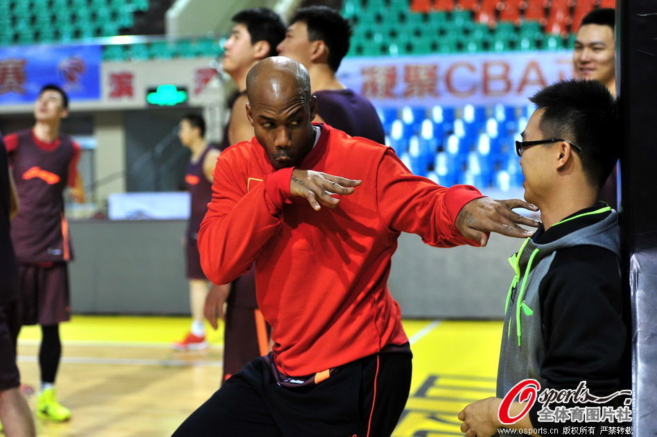 速覽：為大家?guī)怼段业氖澜纭纺┯皞魉烷T的制作與啟動流程。本攻略詳細介紹末影傳送門方塊的獲取方式、末影之眼的合成材料，以及正確擺放和激活傳送門的操作要點，幫助玩家順利進入末地世界。1、末影傳送門方塊是無
