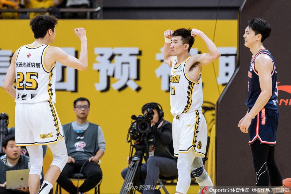 抗議俱樂部高層，凱爾特人球迷在聯(lián)賽中向場地里投擲網(wǎng)球和橙子