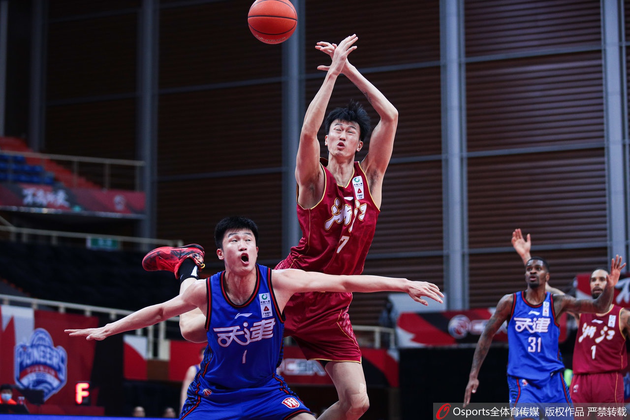 京媒：國安今天進行分組對抗賽，兩邊陣容都是四后衛(wèi)