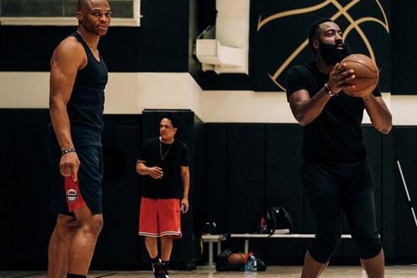 [流言板]止住頹勢！施羅德突破后壓哨上籃打進，勇士首節(jié)落后15分