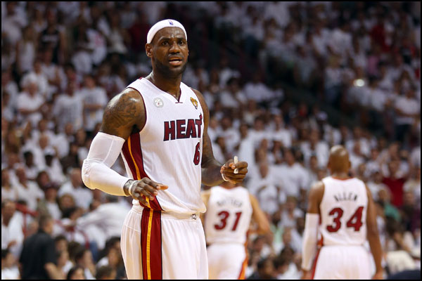 每體：奧維耶多與皇馬在頂級聯(lián)賽中交手38次，戰(zhàn)績?yōu)?1勝12平15負白衣勝雪                                                              
