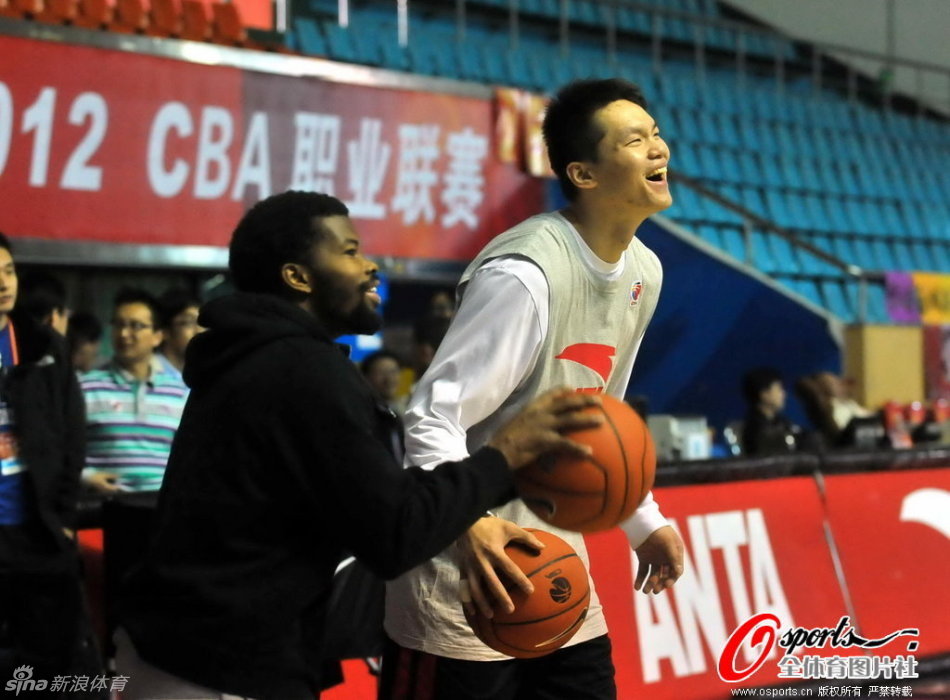 回家！赫伊森造訪青訓(xùn)母隊馬拉加，身穿馬拉加球衣拍照木子                                                                2025-10-1
