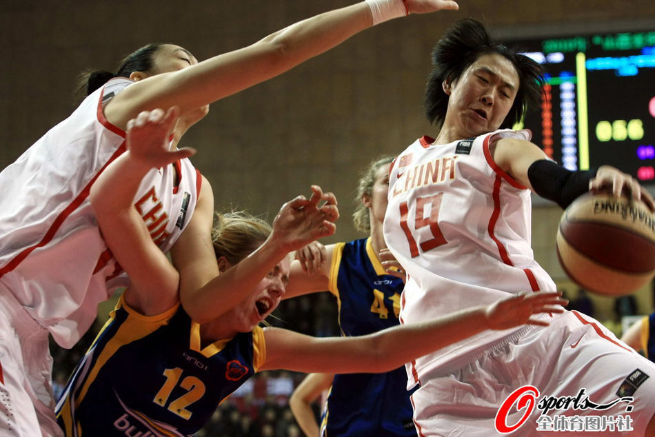 輕松愉悅！快船主力均下場休息，哈登等人在替補席交談甚歡