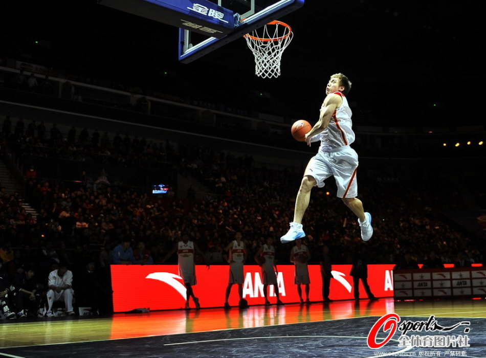 [流言板]離譜！最后20秒科利爾先8秒違例，隨后克拉克斯頓扣空籃不中